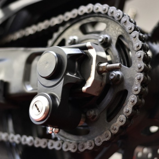 Kettenlaufstreifen Von CRUNA Für Yamaha MT-07 & XSR 700 (2014-2020) - Schwarz, Hinten Links
